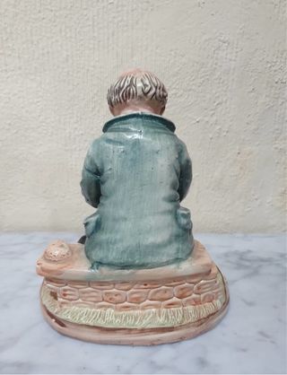 Figura vintage anciano sentado