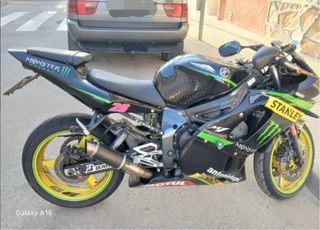 Yamaha R6 Sportbike Negra y Verde