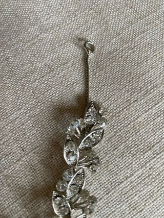 Tiara de pedrería plateada