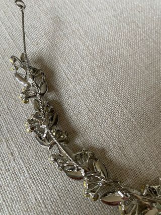 Tiara de pedrería plateada