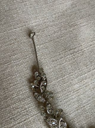 Tiara de pedrería plateada