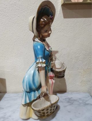Figura niña vintage con cestas