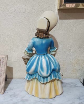 Figura niña vintage con cestas