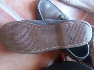 Zapatos náuticos y zapatillas blancas