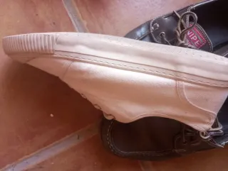 Zapatos náuticos y zapatillas blancas