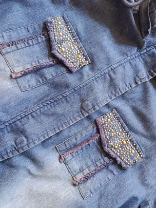 Chaqueta vaquera con encaje y tachuelas