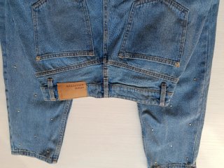 Vaqueros azules con detalles dorados