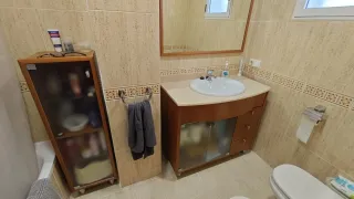 Muebles, cuadros y lámparas