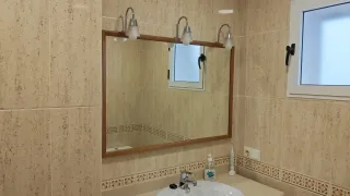 Muebles, cuadros y lámparas