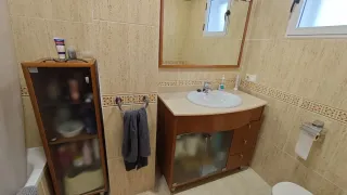 Muebles, cuadros y lámparas