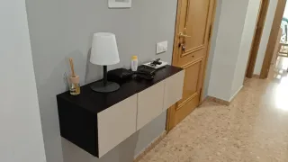 Muebles, cuadros y lámparas