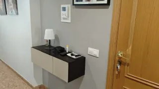 Muebles, cuadros y lámparas