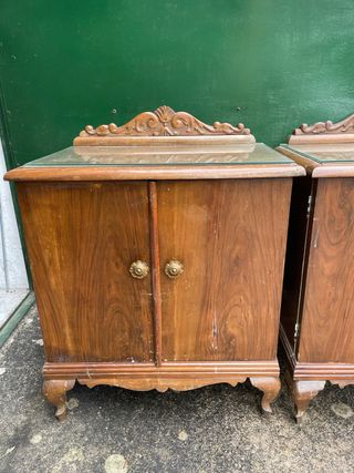 Dormitorio antiguo vintage madera, mesitas, espejo
