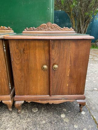 Dormitorio antiguo vintage madera, mesitas, espejo