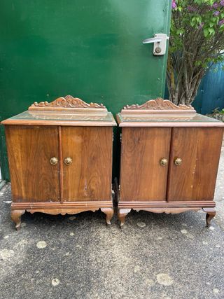 Dormitorio antiguo vintage madera, mesitas, espejo