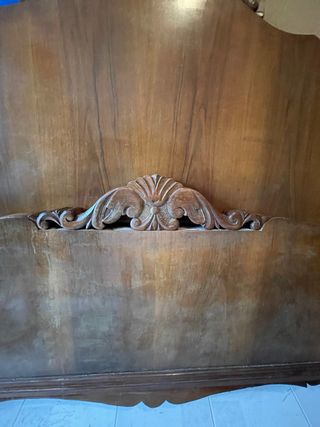 Dormitorio antiguo vintage madera, mesitas, espejo
