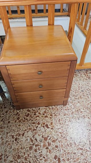 Mesita de noche de madera