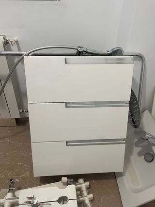 Mueble de baño Roca blanco con detalles plata