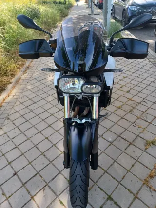BMW F800R Negra y Blanca