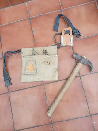 Martillo y bolsa para clavos