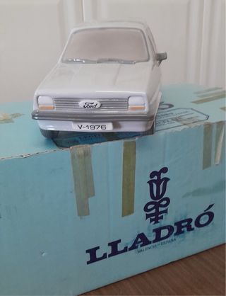 Coche Lladró Ford Fiesta Beige Porcelana