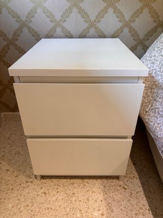 Mesita de noche blanca de Ikea.