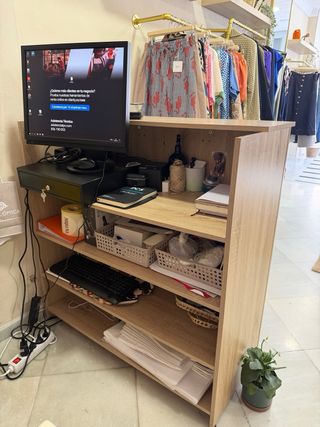 Mostrador de tienda de madera natural