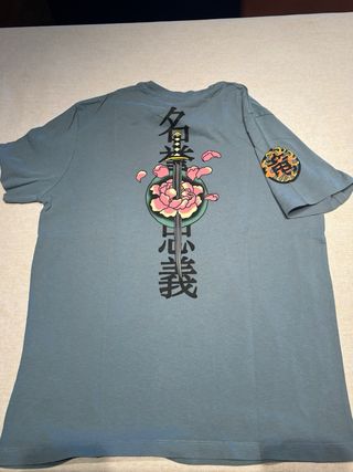 Camiseta Bershka Dragón y Mujer Estampado