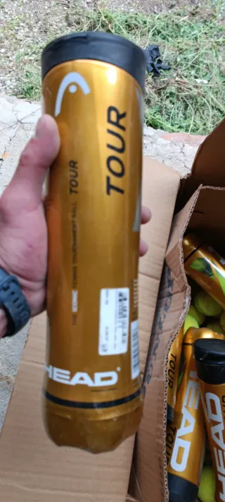 Pelotas de tenis y botes alrededor de 50