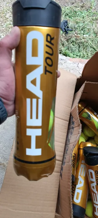 Pelotas de tenis y botes alrededor de 50