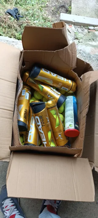 Pelotas de tenis y botes alrededor de 50