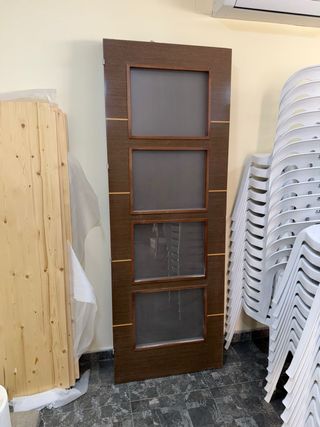 Puertas de madera marrón con tirador