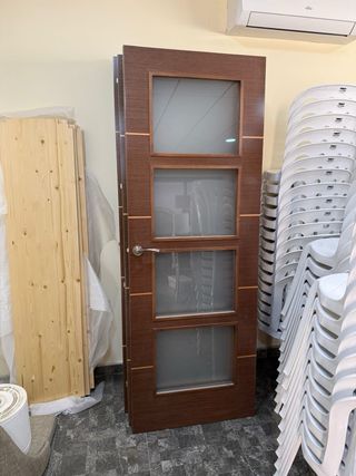 Puertas de madera marrón con tirador