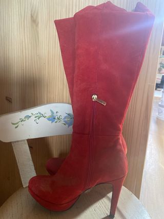 Botas de piel rojas altas