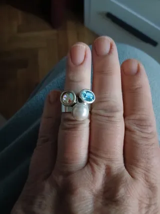 Anillo con perla y piedras azules