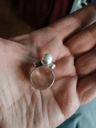 Anillo con perla y piedras azules