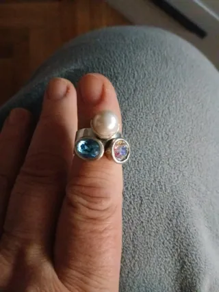 Anillo con perla y piedras azules