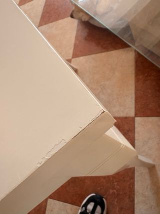 Mesa de comedor blanca de madera maciza.
