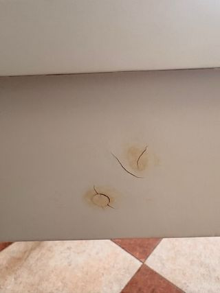 Mesa de comedor blanca de madera maciza.