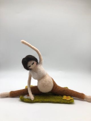 Muñeca embarazada yoga fieltro. Regalo Dia Madre