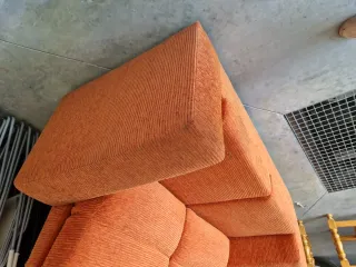 Sofá de 2 plazas en tela naranja