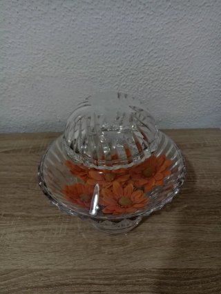 Bombonera de cristal con flores naranjas