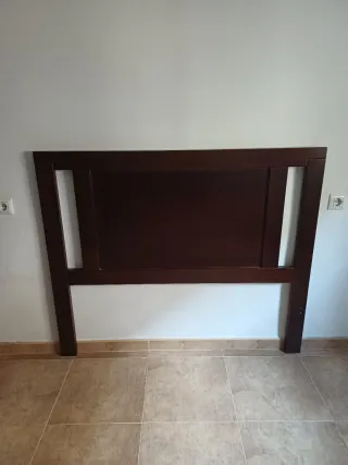 Cabecero de madera oscuro