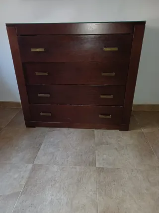 Cómoda de madera con tapa de cristal