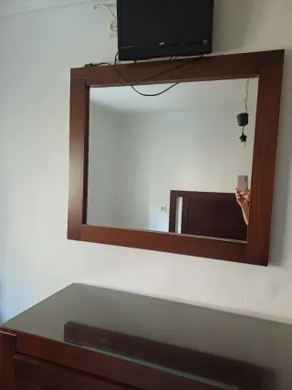 Mueble de madera con espejo