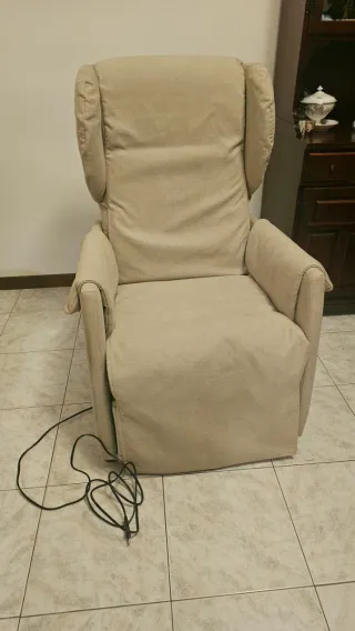 Vendesi poltrona motorizzata  usata 5 mesi