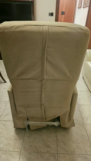 Vendesi poltrona motorizzata  usata 5 mesi