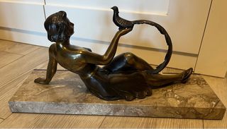Figura Art Deco Mujer con Pájaro y Mármol