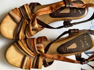Sandalias cuña y tiras en piel.