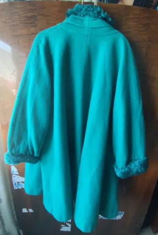 Abrigo verde con detalles de pelo